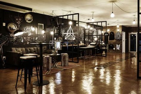 Salon De Tatouage Tattoo Shop Decor Tattoo Shop Interior Tattoo Shop