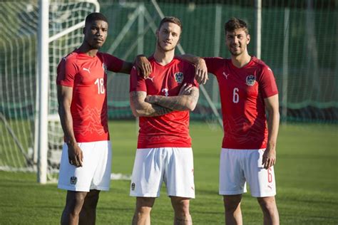 Österreich trikot von puma, trikots mit den namen der spieler, österreich jacken, österreich österreich trikot heim euro 2021 mit spieler namen. Österreich gegen Uruguay in neuem Trikot - Nationalteam ...