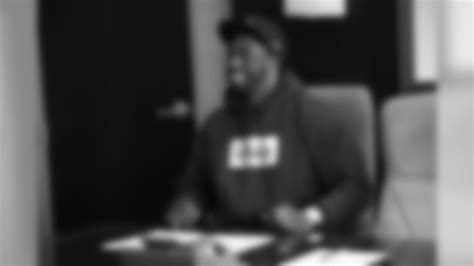 Lb Brian Banks Signs His Contract