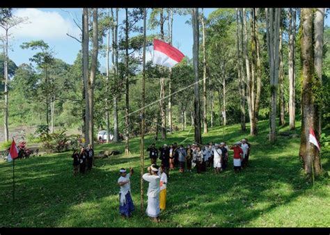 Pengibaran Bendera Merah Putih Di Hutan ANTARA Foto