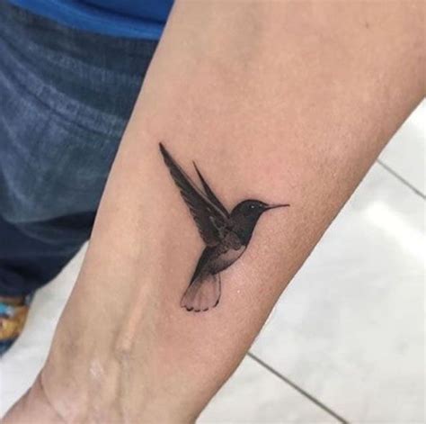 Tiny Blackwork Hummingbird Tattoo By Fillipe Pacheco Tatueringsidéer
