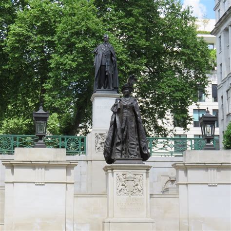 King George Vi And Queen Elizabeth Memorial London