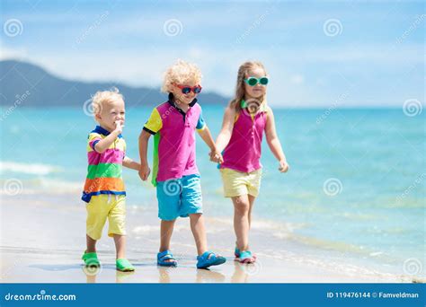 Niños En La Playa Tropical El Jugar De Los Niños En El Mar Foto De