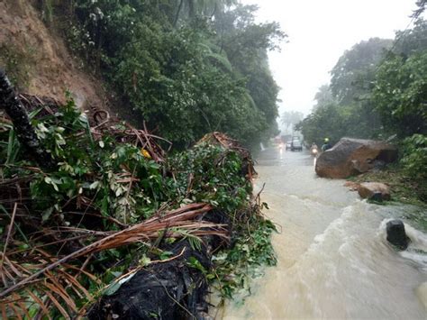 Banjir Dan Longsor Landa Padang