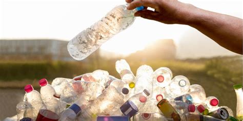 प्लास्टिक की बेकार बोतलों से टोपियां और टीशर्ट बना रहा रेलवे का ये स्टार्टअप