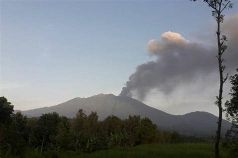 Ash Rain Covered Banyuwangi After Mount Raung Erupted Netralnews