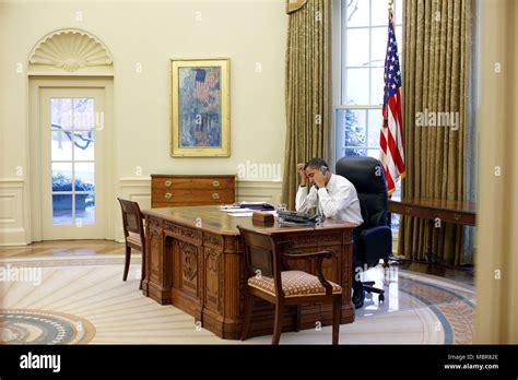 Präsident Barack Obama Im Oval Office 12809 Offiziellen Weißen Haus