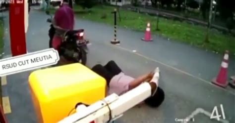 Waduh Ada Emak Emak Boncengan Motor Terobos Palang Pintu Parkir Begini Jadinya Prfm News