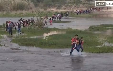 Rescatan Dos Bebés Y Sus Madres Venezolanas En El Río Bravo En La
