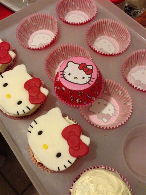 Hello Kitty Cupcake With Lining Hello Kitty Cupcakes Cat Cupcakes