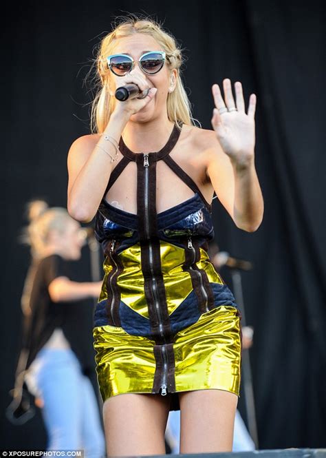 Pixie Lott Suffers Embarrassing Wardrobe Malfunction At V Festival Daily Mail Online