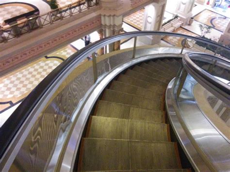 This curved escalator : mildlyinteresting
