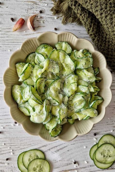 Einfacher Gurkensalat mit Schmand und Dill ein schnelles Rezept für