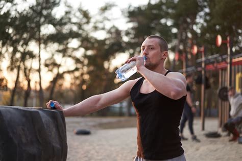 Premium Photo Man Drinking Water After A Workout