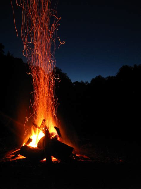 無料画像 夜 スパーク オレンジ 火炎 火災 闇 キャンプファイヤー 焚き火 燃える 地質学的現象 2112x2816