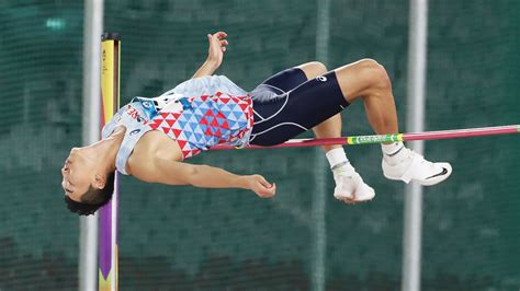 Jun 29, 2021 · 높이뛰기 간판 우상혁(25·국군체육부대)이 개인 최고기록을 세우면서 도쿄올림픽 출전 가능성을 높였다. 아시안게임 남자높이뛰기 우상혁, 값진 은메달…"16년 만에" | SBS ...