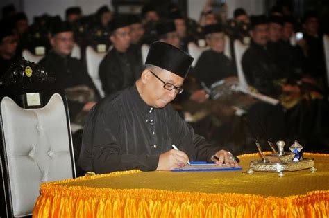 He is a member of the united malays national organisation in malaysia's ruling barisan nasional coalition. Penerangan UMNO Terengganu: Terengganu Dapat Menteri Besar ...