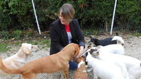 depuis la mort de son chien elle aide les maîtres à honorer la mémoire de leurs animaux décédés