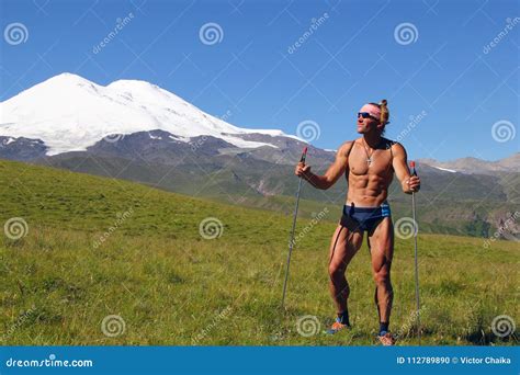 Athletischer Nackter Ein Tourist Steht Auf Der Alpenwiese Stockfoto Bild Von Mann