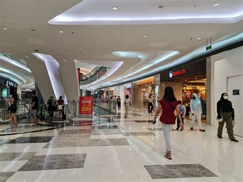 Jelang Nataru Lippo Mall Puri Turut Ramai Pengunjung