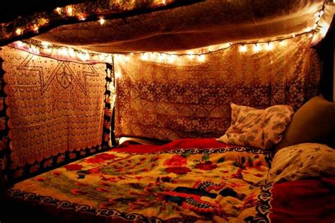 ⇒ Comfy Beds Sleepover Room Blanket Fort Bohemian Style Bedroom Design