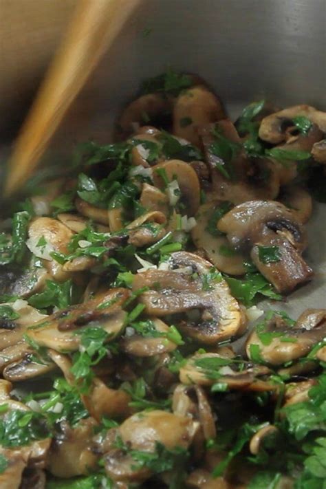 Saltea los champiñones en una pequeña cantidad de aceite de oliva durante dos o tres minutos como una forma alternativa de cocinarlos. Cómo preparar champiñones perfectos | Champiñones ...