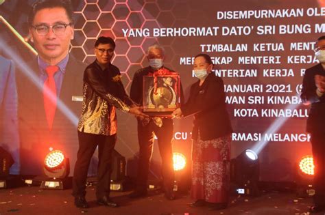 Timbalan ketua menteri, datuk seri madius tangau, berkata ketika ini sektor pembuatan hanya menyumbang 7.3 peratus kepada kdnk sabah. Majlis Amanat Timbalan Ketua Menteri 1 Merangkap Menteri ...