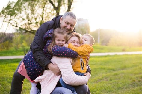 Padres Felices Con Hijos En La Naturaleza Foto Gratis