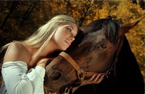 Épinglé sur chevaux et femmes