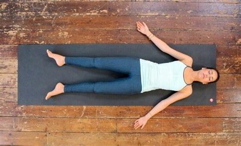 3 Posturas de yoga para combatir el estrés y regresar renovada