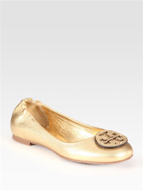 Tory Burch Reva Metallic Pebbled Leather Logo Ballet Flats In Gold Lyst