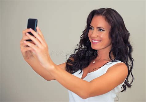 Ελκυστικό Brunette που παίρνει Selfie Στοκ Εικόνα εικόνα από