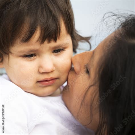 Madre Besando A Hija Stock Photo And Royalty Free Images On Fotolia