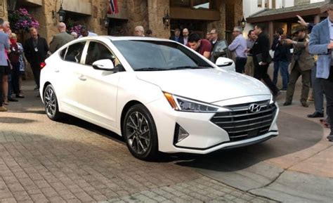 Sleek in appearance, the executive sedan is available with a petrol engine which can be had with manual or. Hyundai Elantra Facelift Likely Launch In India Mid Next Year