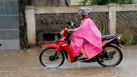 Cek Harga Jas Hujan di Distributor, Hindari Pakai Mantel Kresek saat