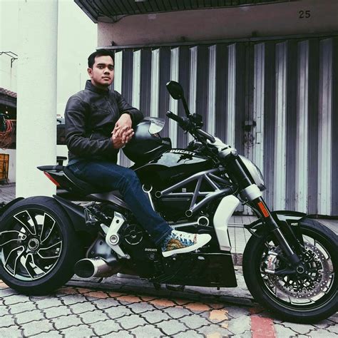 In particular the 696, and even more specifically in white with a black frame. Pin on Alif Satar