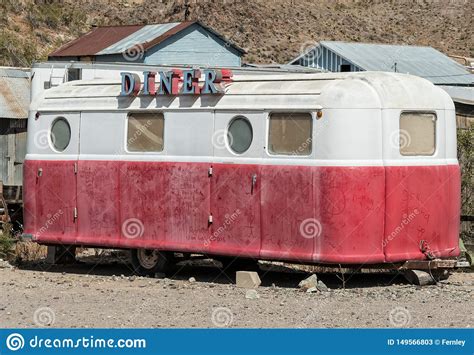 So kommen sie direkt in kontakt mit dem eigentümer des food trucks mit den köstlichsten gerichten. Vintage mobile diner stock image. Image of antique ...