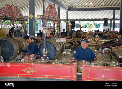 Balinese Gamelan Hi Res Stock Photography And Images Alamy