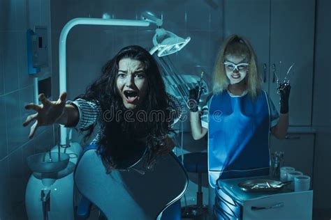 Escena Del Horror En Oficina Del Dentista Imagen De Archivo Imagen De Paciente Loco 143688061