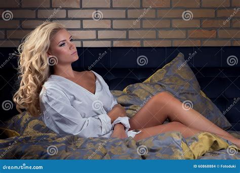 aantrekkelijk mooi blondemeisje op bed stock foto image of gelukkig aantrekkingskracht 60868884