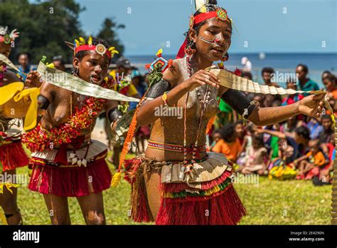 Danza Milamala Tradicional De Las Islas Trobriand Durante El Festival Del Amor Libre Kwebwaga