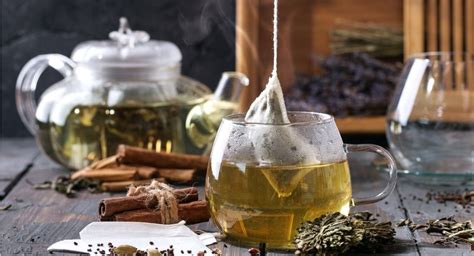 Green tea oil has a strong and powerful effect on harmful microbes that can grow in the skin and hair. Can Green Tea Benefit Your Hair? Here's How To Use It - 24 ...