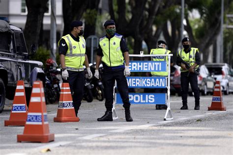 Malay mail | breaking news, malaysia, world, lifestyle news. Men Disguised as PDRM Officers are Robbing People at ...