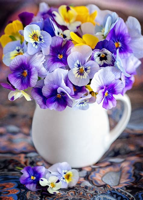 Spring Flower Arrangement Ideas From Your Yard Town And Country Living