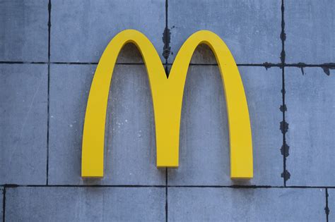 We feel hungry, nostalgic and a little grossed out all at once! When are fast food restaurants open (and closed) for ...