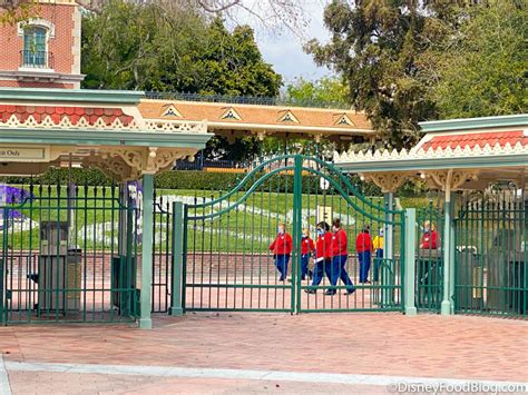 Photos We Spotted Cast Members Inside Disneyland The Disney Food