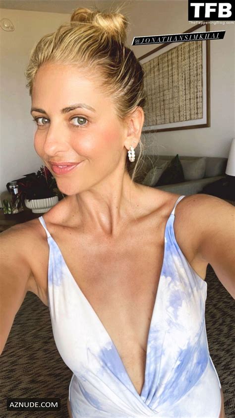 Sarah Michelle Gellar Sexy Poses Showing Off Her Hot Body In A Swimsuit In A Selfie On Social