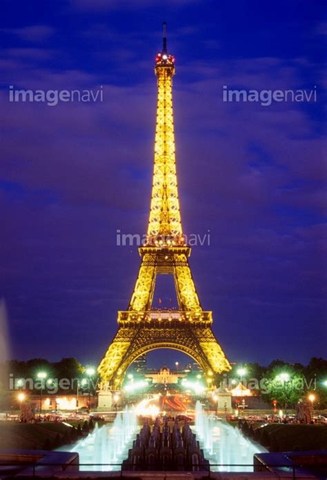 パリのエッフェル塔 観光客 パリのセーヌ河岸 世界遺産 観光 海外旅行 夜 の画像素材58134814 写真素材ならイメージナビ