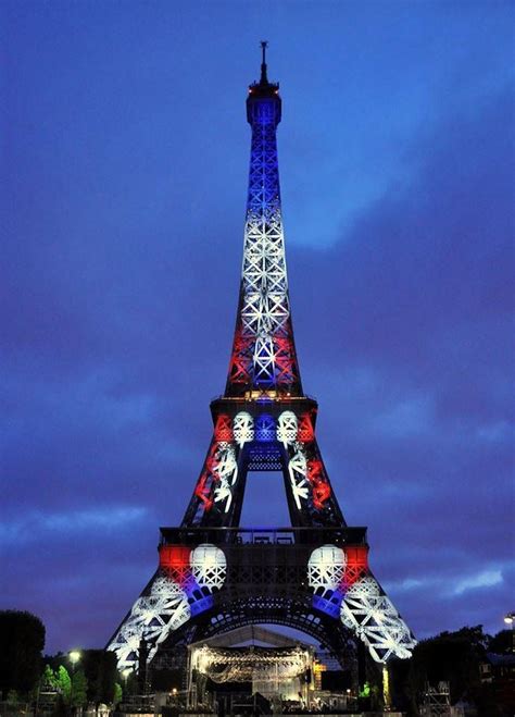 Paris Est Une Fête — La Tour Eiffel En Bleu Blanc Rouge The Eiffel