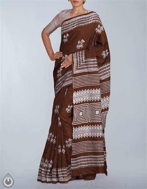 brown bengal art silk saree it has got lepakshi printed elegant pallu the saree is crafted by